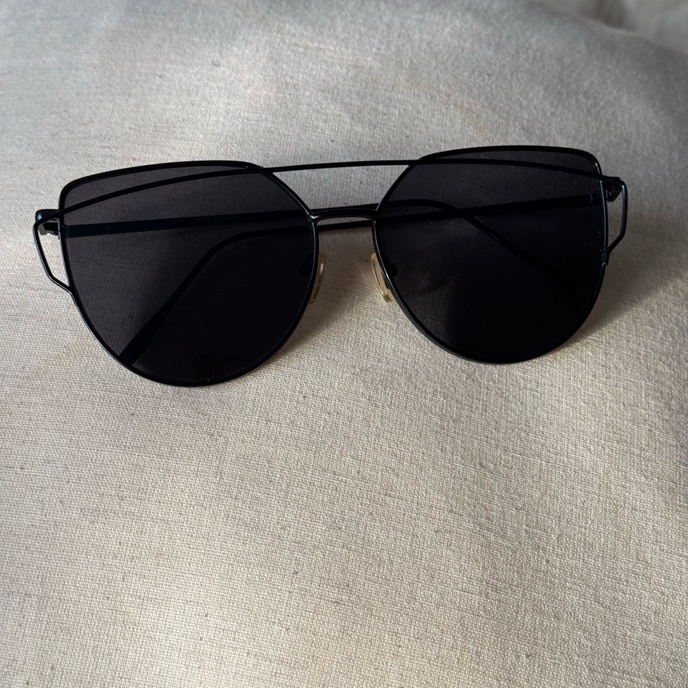 Stylish Black Metal UV Sunglasses